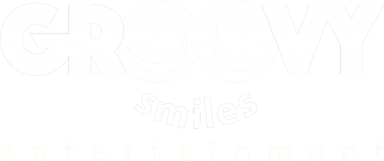 Groovy_Smiles_entertainment_bianco_full_logo_senza-sfondo