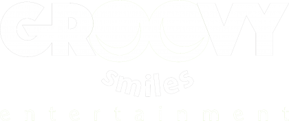 Groovy_Smiles_entertainment_bianco_full_logo_senza-sfondo